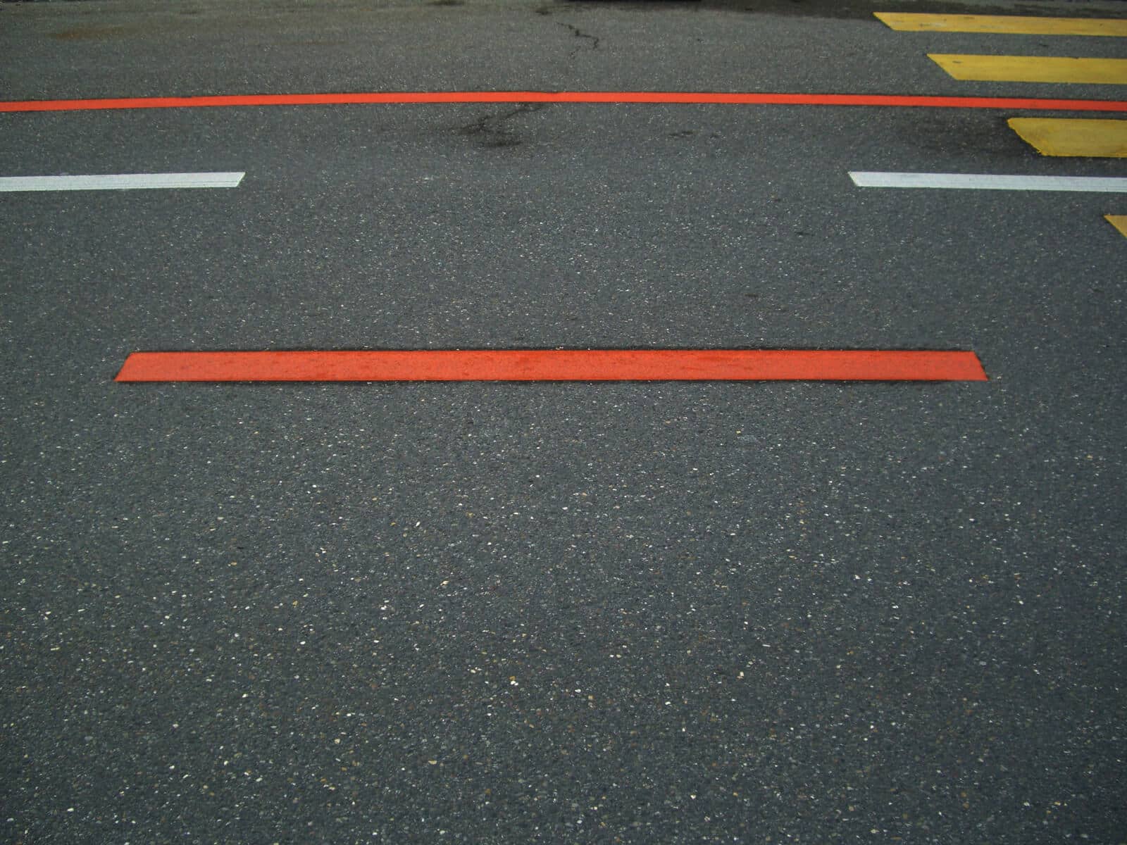 provisorische, orange Fahrbahnmarkierungen